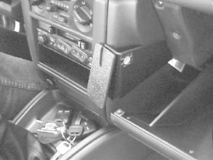 Instrumentbräda med stereo och förvaringsutrymme i en bil.