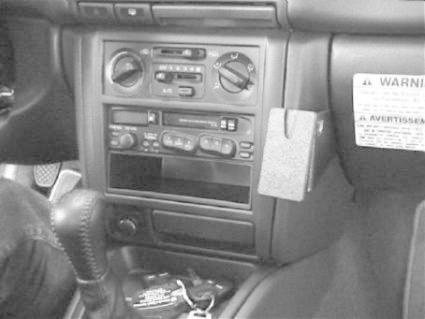 En bilrady med kontroller och fack, typisk för äldre Subaru-modeller.