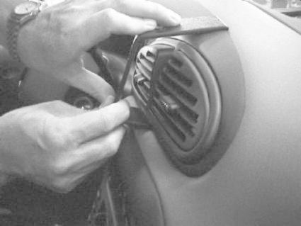 En hand justerar luftventil i en Chrysler Voyager.