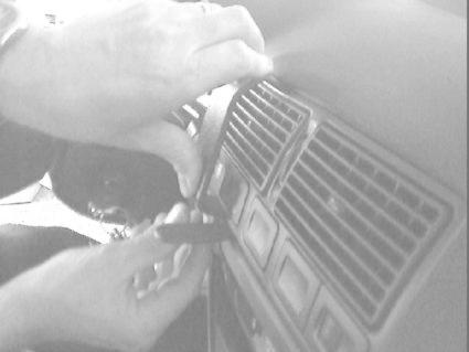 Omarbetning av bilens mittkonsol, med fokus på luftventiler.