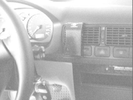 Interiör av Volkswagen Golf IV, fokus på instrumentpanel och luftventil.