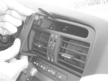 Montering av ProClip på Lexus GS med fokus på luftutlopp.