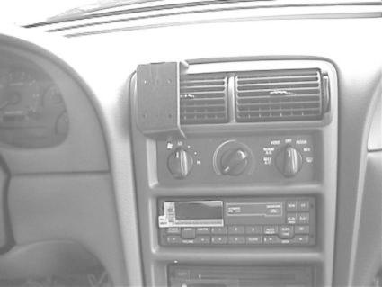 Instrumentbräda med luftventiler och ljudanläggning.