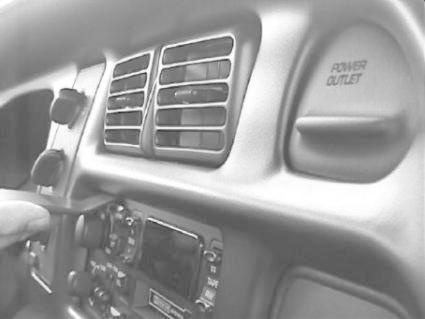 Bilde av bilens instrumentpanel med kontroller och lutande luftventiler.