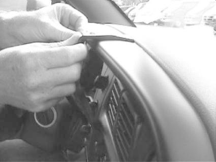 Händer som fäster en del på instrumentpanelen i en Dodge Ram.