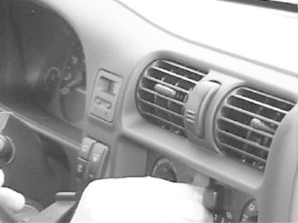 Instrumentbräda med luftventiler och kontroller.