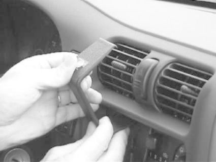 Ett verktyg används för att justera luftflödet i bilens luftventil.