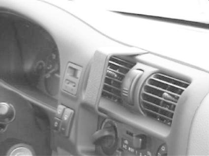 Instrumentpanelen med luftutsläpp och reglage för Opel Frontera 99-03.