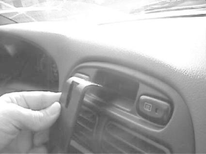 En hand håller i en monteringsbygel för Suzuki Baleno/Esteem.