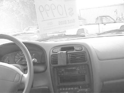 Bilinteriör med instrumentpanel och en monteringsbygel i fokus.