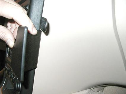 En hand håller i en vinklad del av interiören på en Saab 9-5.