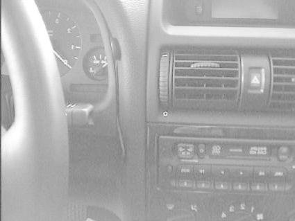 Bild av insidan av en Opel Astra från 98-03, med instrumentbräda och radion synlig.