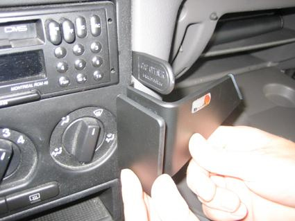 En hållare för telefon eller enhet, installerad i en Opel Astra.