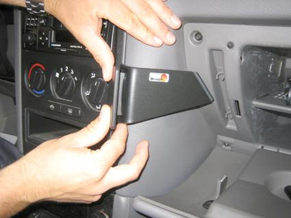 En person installerar en del av interiören i en Opel Astra 98-03.