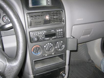 Bild av instrumentbräda i en Opel Astra, med stereo och klimatanläggning.