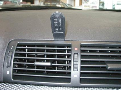 En bilventilationsgaller med centrerad design och justering.