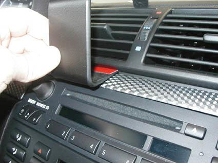 En hand justerar en bilpanel på en BMW E46.