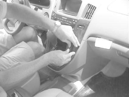 En person monterar en bygel i en Lexus RX interiör.