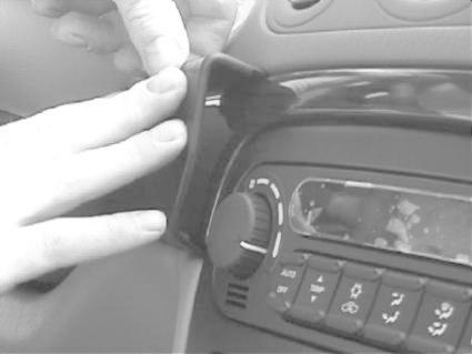 En person justerar en del av bilens inredning.