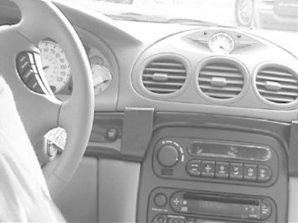 En bilinteriör med instrumentbräda, ratt och kontrollpanel.