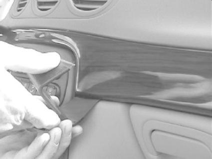 En hand håller i en del av interiören på en Chrysler 300M.