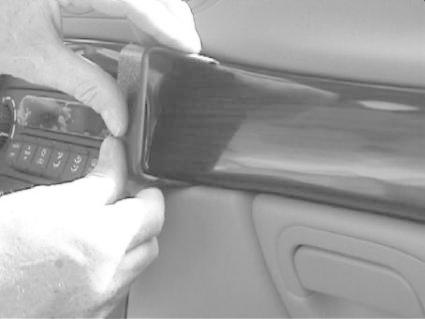 Installation av en detalj på innersidan av Chrysler 300M.