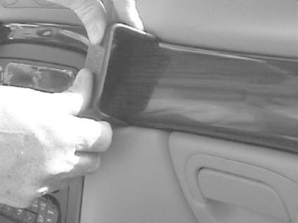 Händer installerar en del av interiören i Chrysler 300M.