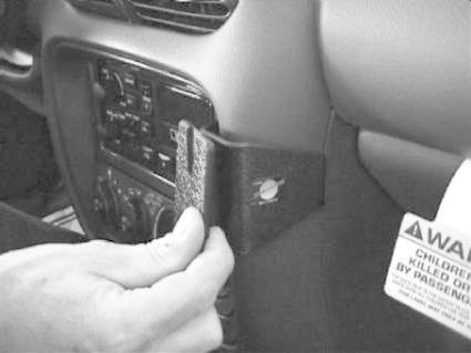 En manuell justering av inredning i en Chrysler Stratus 95-00.