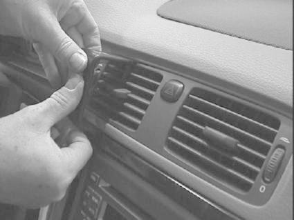 Man som justerar luftutloppet i en Volvo S80.