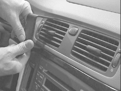 Bild på en hand som justerar ventilationsgaller i en Volvo S80.