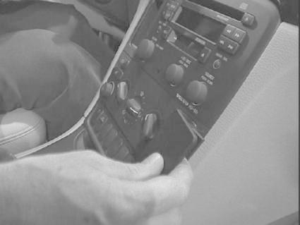 En hand justerar kontrollpanelen i en Volvo S80.
