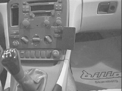 En interiör av Volvo S80 med fokusering på instrumentpanelen.