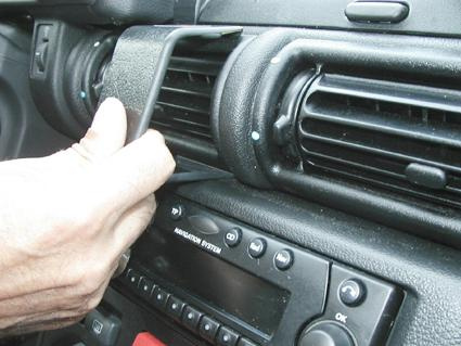 Verktyg används för att ta bort luftventil i Landrover Freelander.