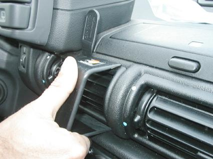 En hand justerar luftventiler i en Land Rover Freelander 98-03.