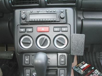 En bils instrumentbräda med rattar och knappar för kontroller.