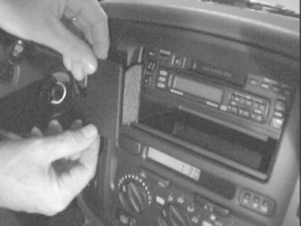 Installation av däckningspanel för dubbeldin stereo i Toyota LandCruiser 100.