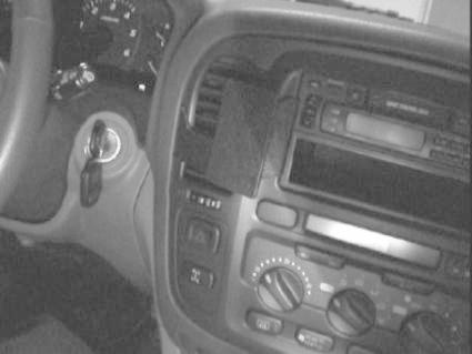 Interiör av Toyota LandCruiser 100 med dubbeldin stereo.