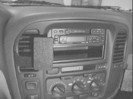 Bild av bilradio och instrumentpanel i Toyota LandCruiser 100.