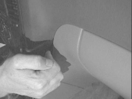 En hand håller en vinklad del av Toyota LandCruiser 100.