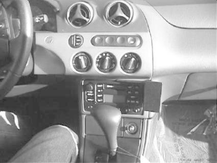 Bild av en bilinteriör med växelspak och kontrollpanel.
