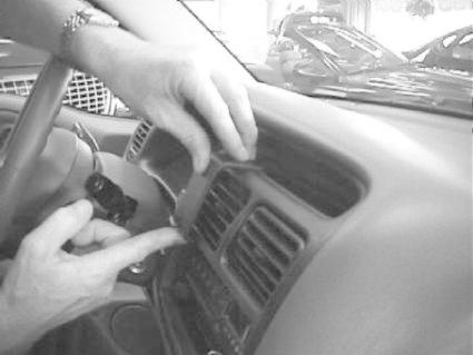 En person arbetar med instrumentpanelen på en Chevrolet Tracker 98-04.