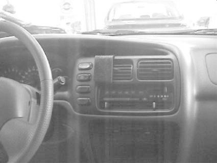 Instrumentpanel i en Chevrolet Tracker 98-04 med radio och kontroller.