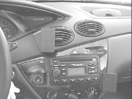 Instrumentbräda med radio och luftventiler i en Ford Focus 99-04.