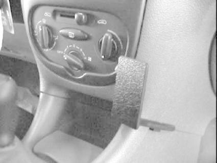 En del av instrumentpanelen i en Peugeot 206, med kontroller och spakar.