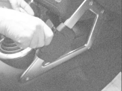 Monteringsbygel för Audi TT, vinklad och med hand som justerar den.