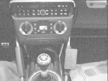 En inredning av en bil med kontroller och växelspak.