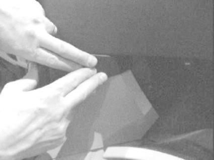 En person monterar en vinklad bygel i en bil.