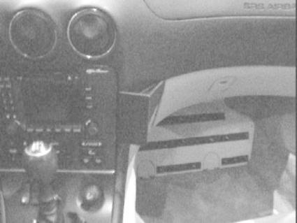 En vinklad monteringsbygel för Alfa Romeo 166, inuti bilen.