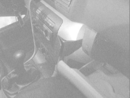 Bild visar ett bilinteriör med växelspak och kontrollpanel.