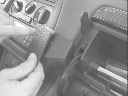 En hand monterar en komponent på instrumentbrädan i en Honda Accord 99-02.